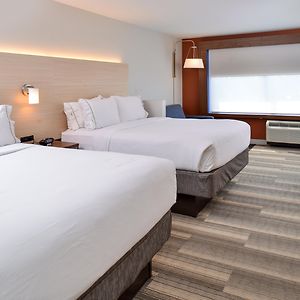 Standard Queen Room Two Queen Beds Mobility Accessible Tub